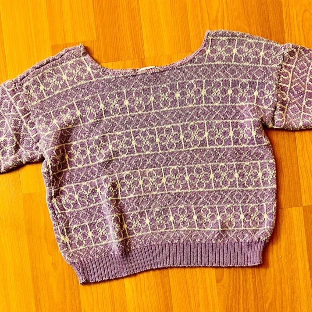 Cute vintage 80s purple and white floral knit short sleeve sweater
